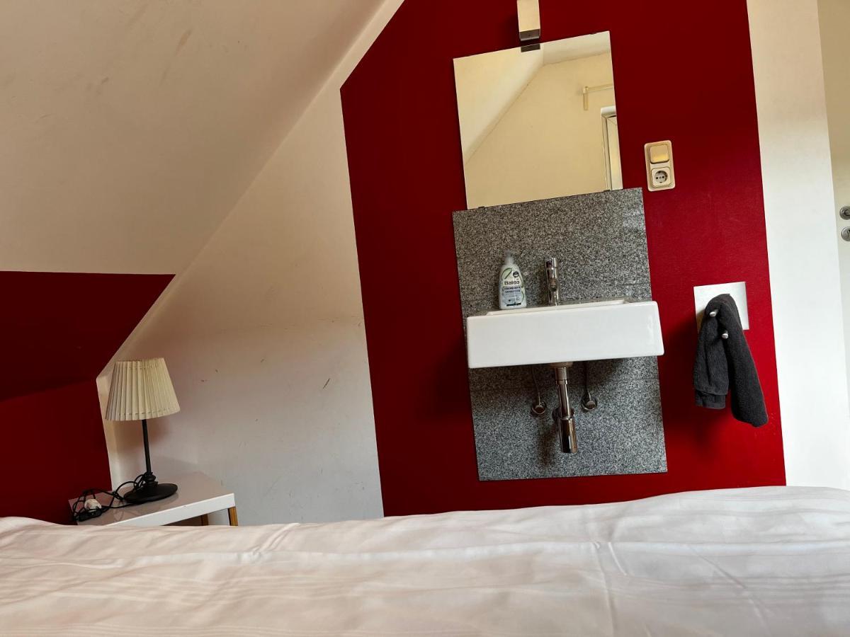Hotelzimmer In Neusserstrasse Köln Kültér fotó